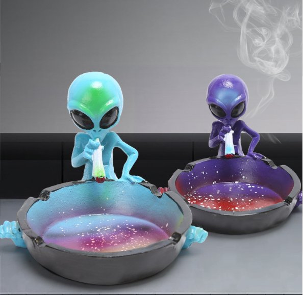 Gifts Ornament Resin Multicolor Alien Smoking Ashtray for Home Decor