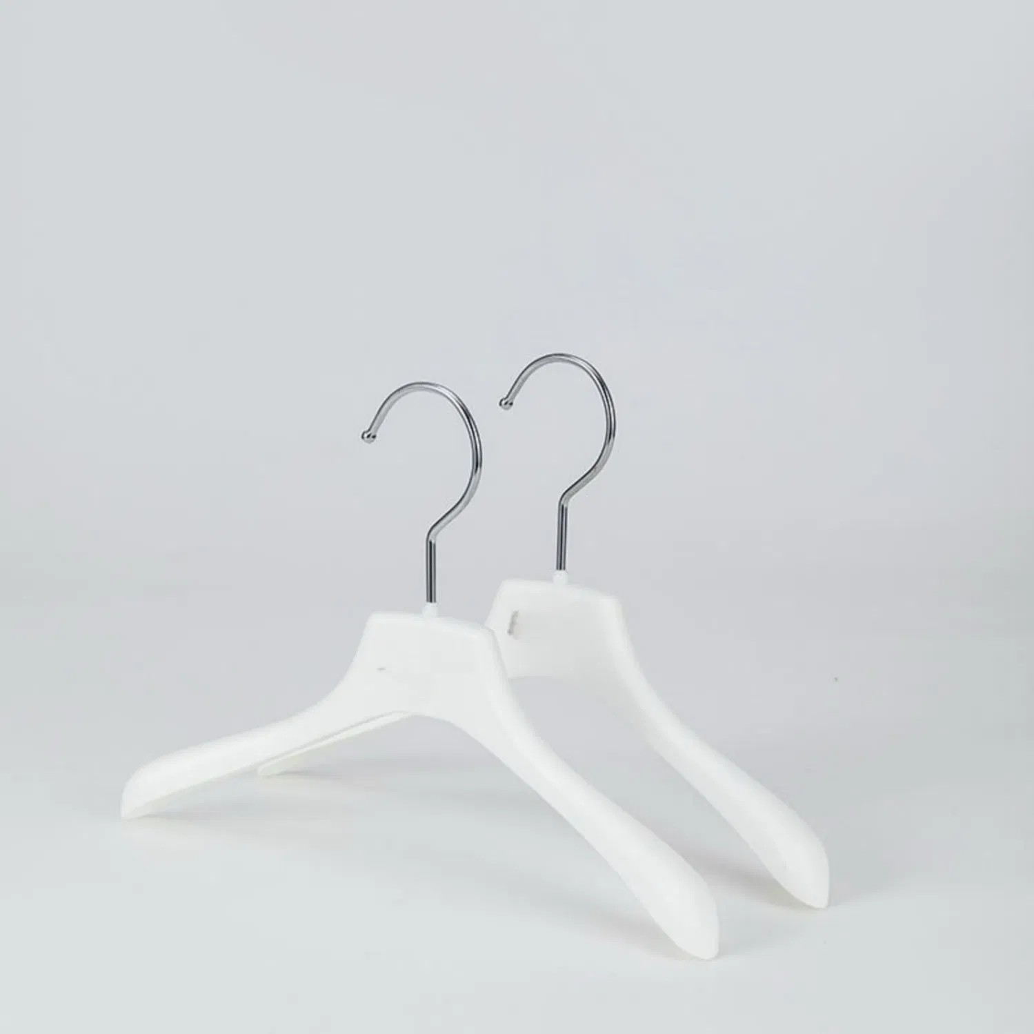 Тонкие пластиковые вешалки для экономии места в шкафу