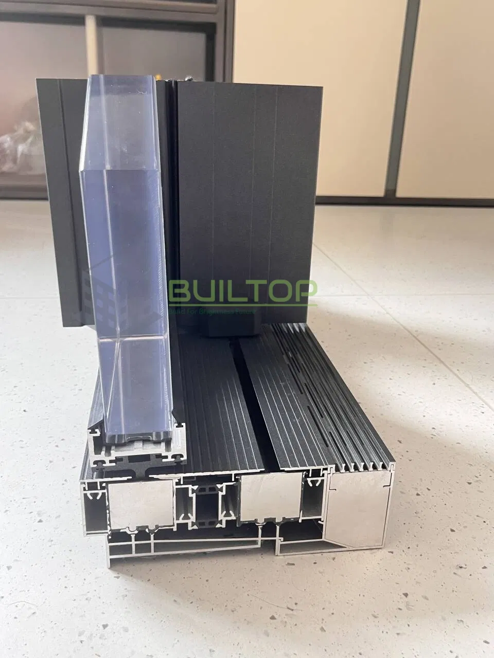 Раздвижная дверь из алюминия и стекла в минималистском стиле