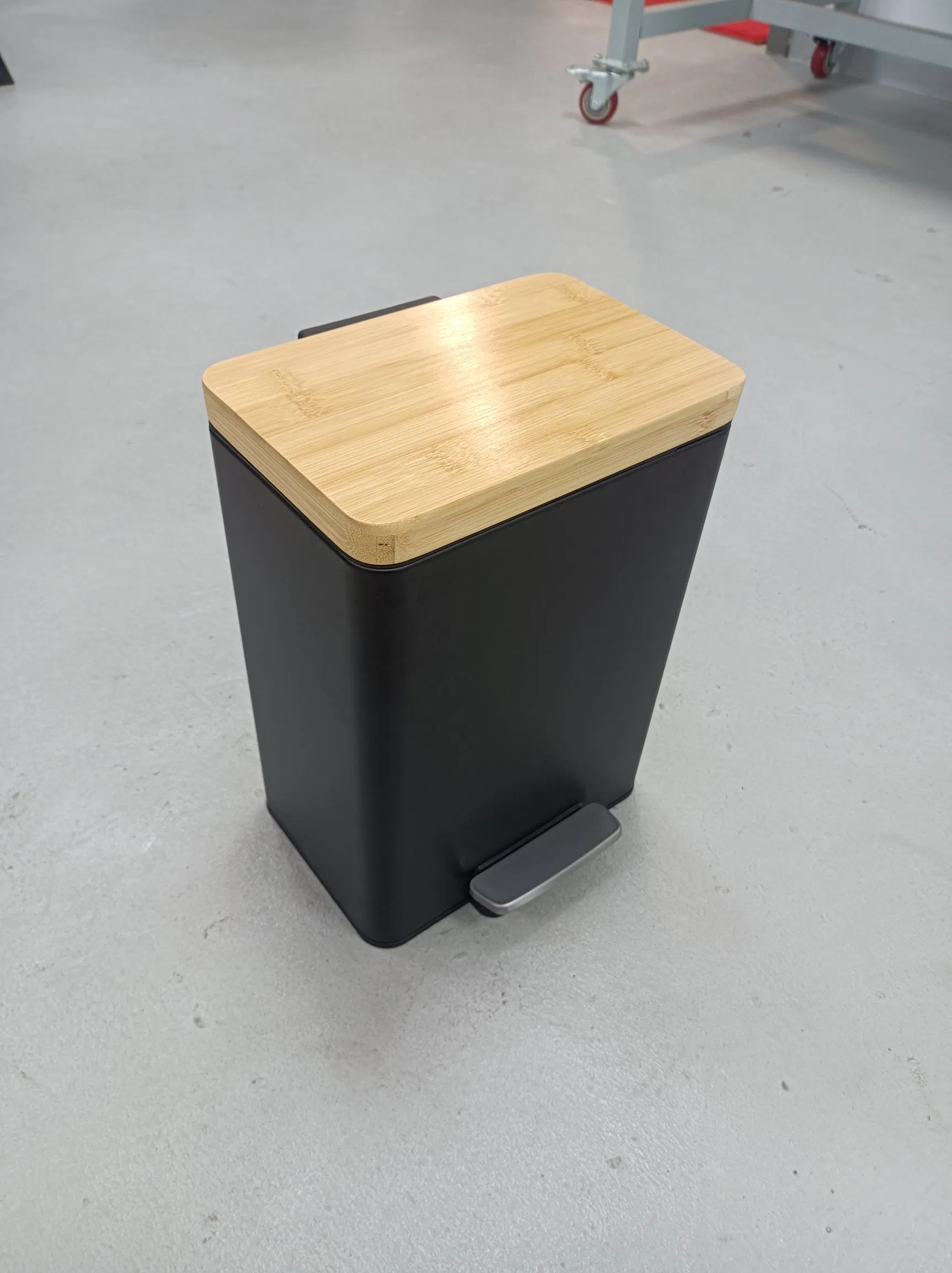 Современная мусорная корзина из нержавеющей стали