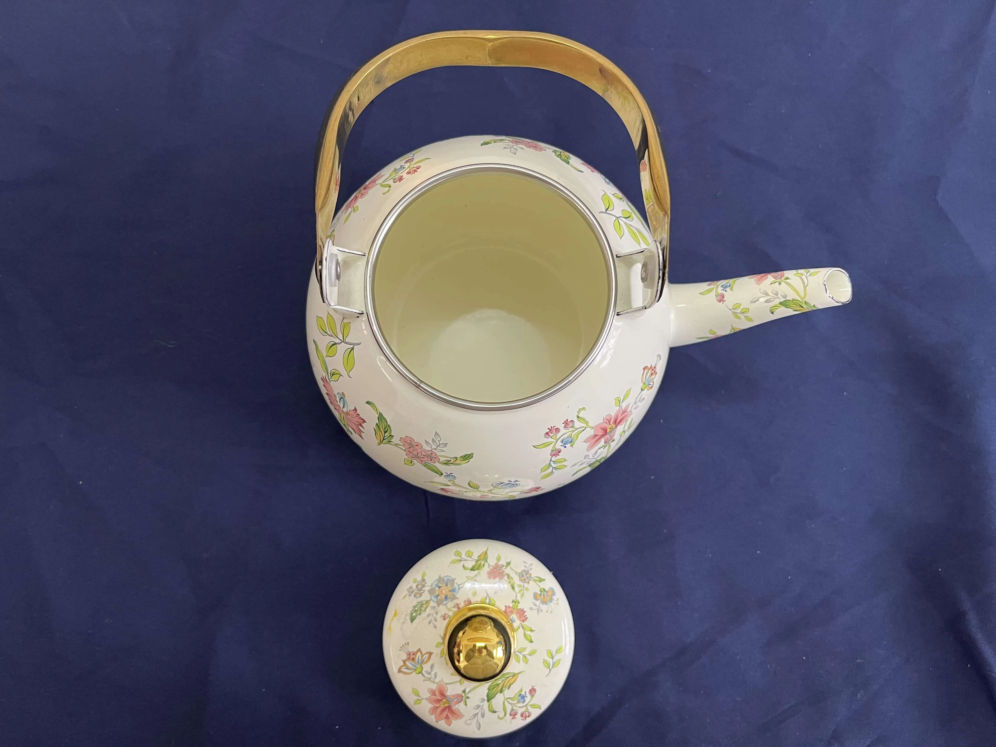 Milky White Enamel Pot Covered with Yellow Stainless Steel Iron Handle