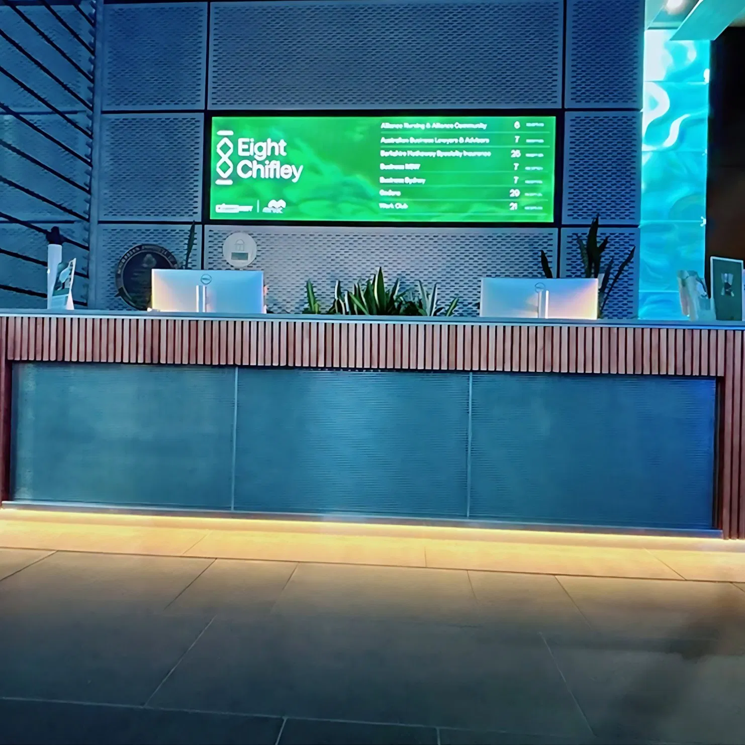 Outdoor Stainless Steel Light Pole with Mounting Bracket for LED Luminaires