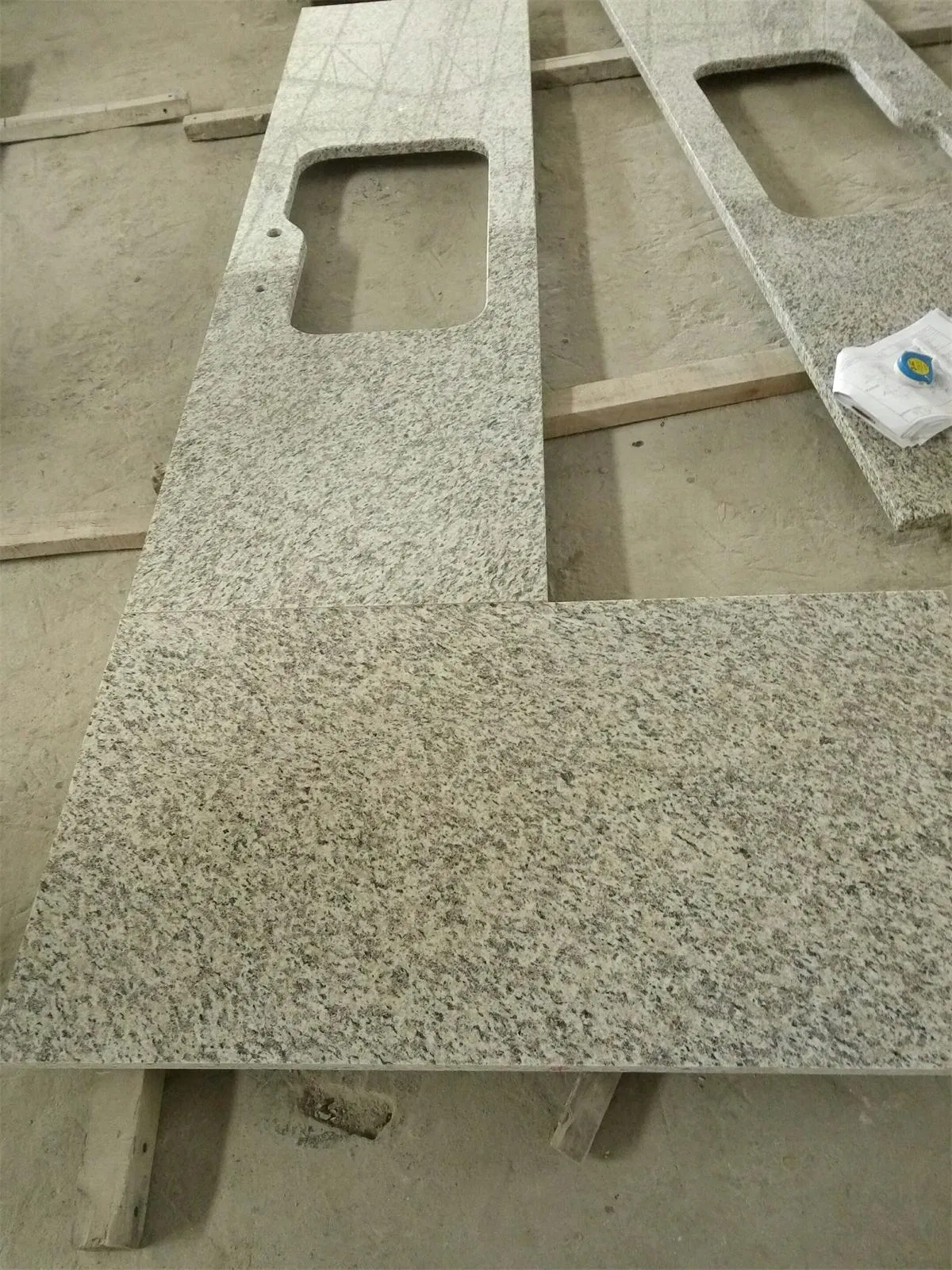 White Granite Countertop/Vanity for Bathroom/Kitchen China Granite Factory