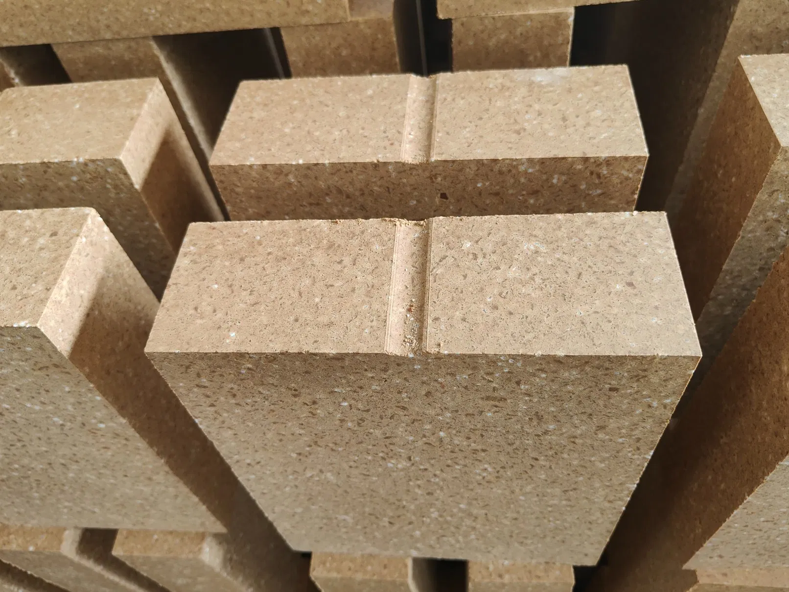 Магнезито-глиноземистый кирпич для переходной зоны цементной печи