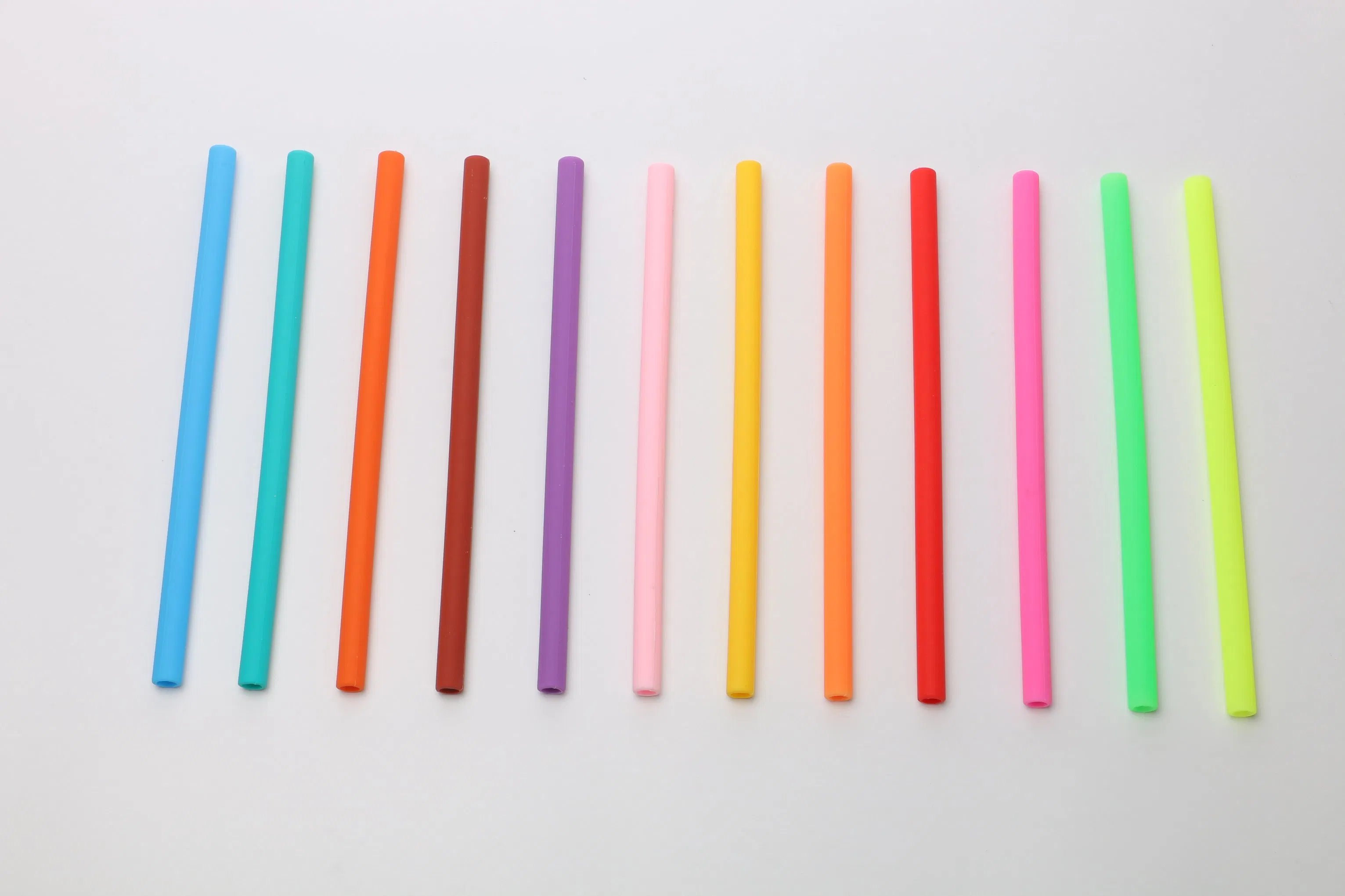 China Hot-Selling Colorful Reusable Silicone Bent Straw Silicone Straight Straw with Brush