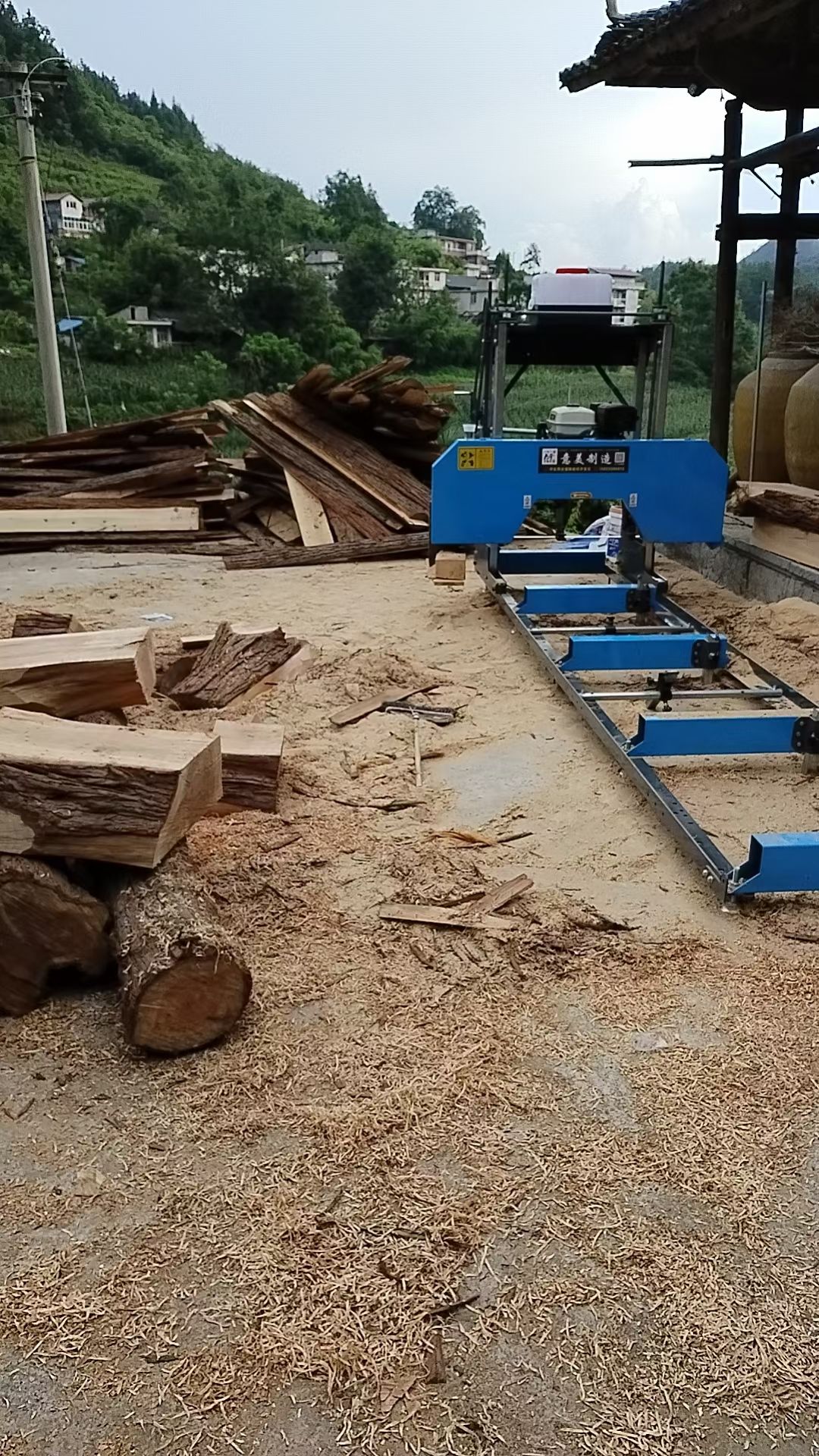 Ленточная пила по дереву горизонтальная