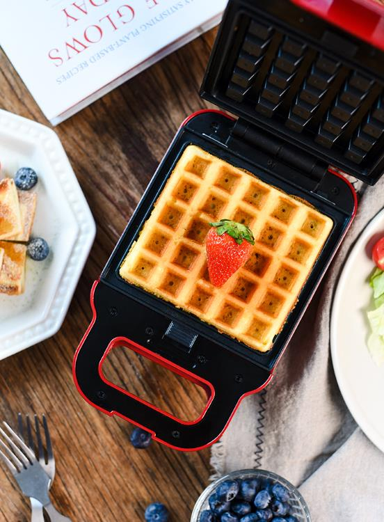 2021hot Sale 600W Two Slice Detachable Plates Non-Stick Mini Sandwich Maker Waffle Maker Breakfast Machine