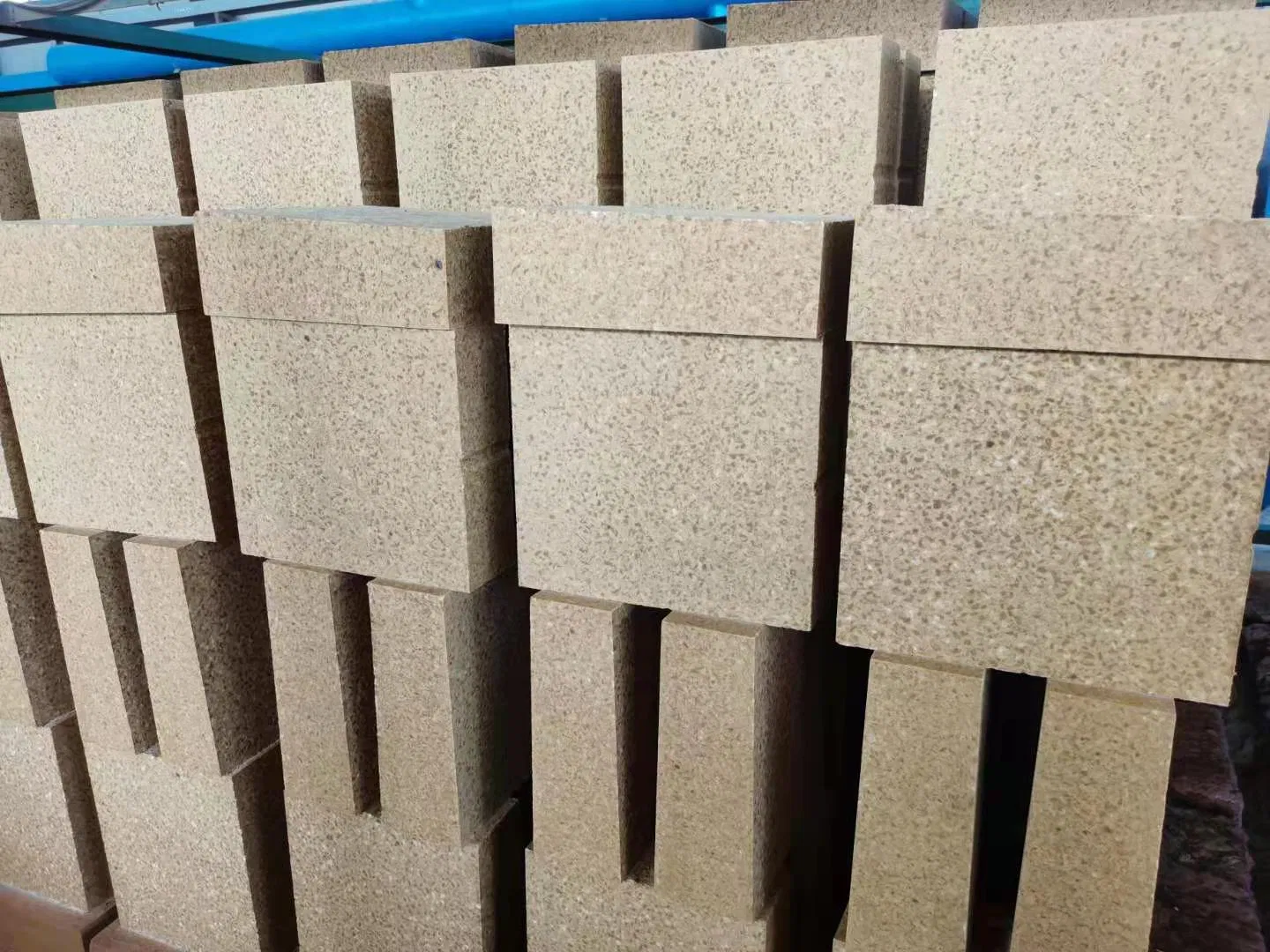 Магнезито-глиноземистый огнеупорный кирпич MLJ85 для зоны перехода