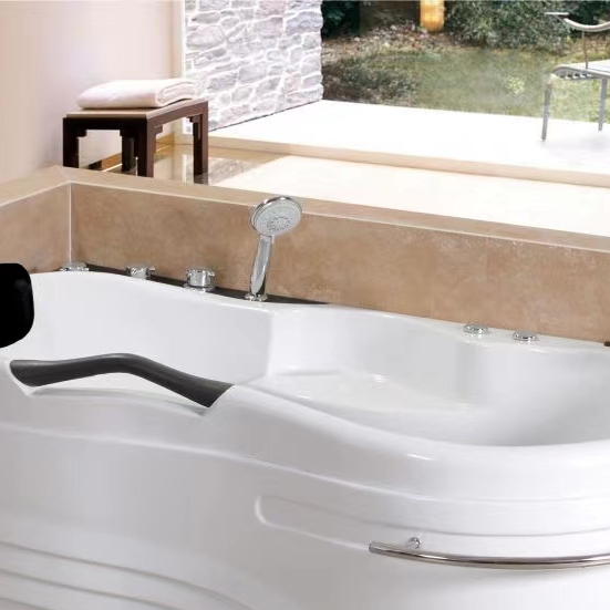 Угловая ванна с гидромассажем в скандинавском стиле