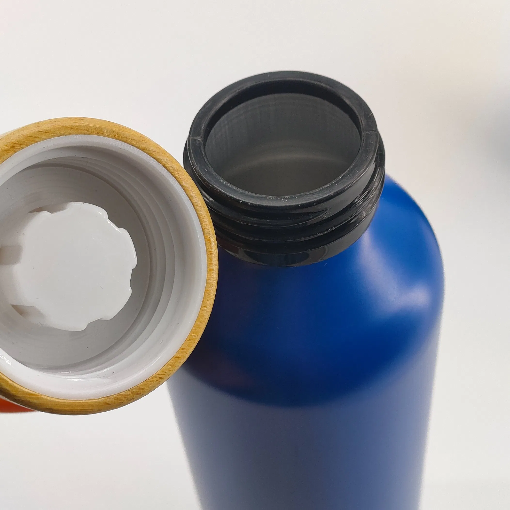 Спортивная алюминиевая бутылка для воды с деревянным покрытием