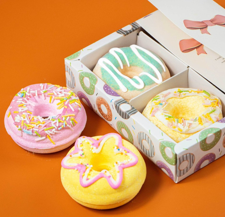 Online Wholesale and Retail Strong Scent Flower Aroma Surprise Bubble Bath Salt Organic Shea Butter Lovely Donuts Bath Bomb Set