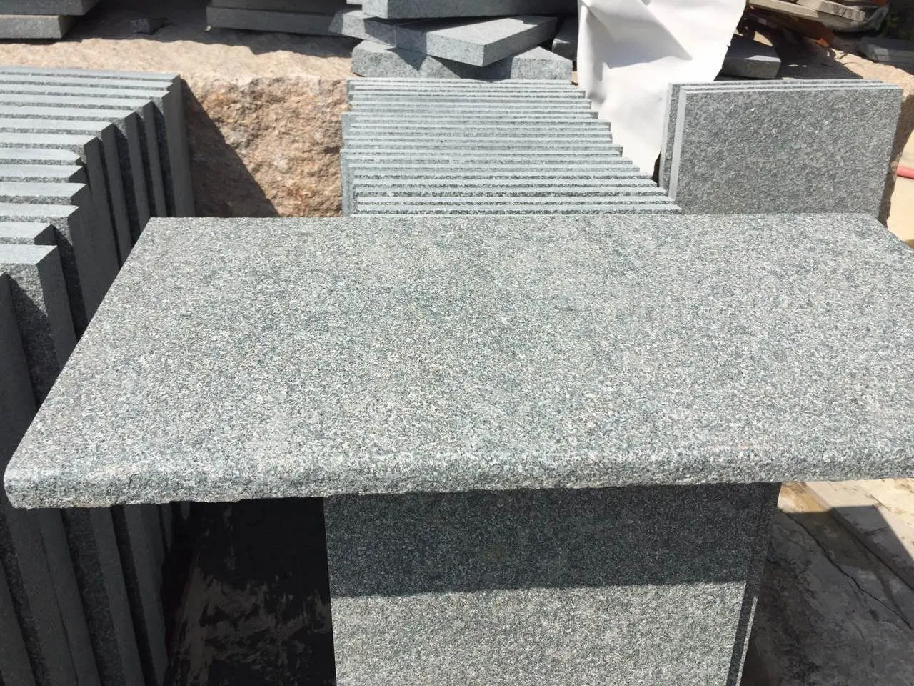 Chinese Green G612 Flamed/ Bush-Hammered Granite Slabs Tiles Paving Stone Cube