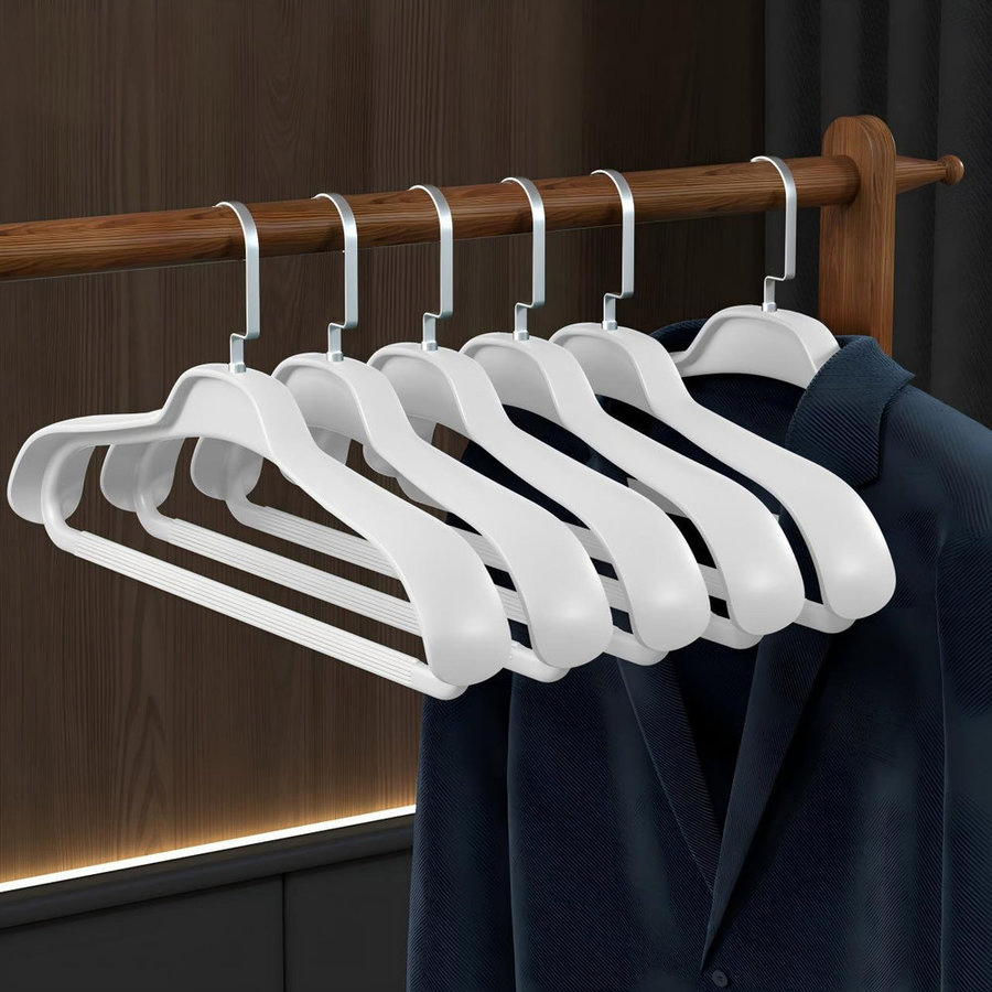 Пластиковая вешалка для одежды с широкими плечиками