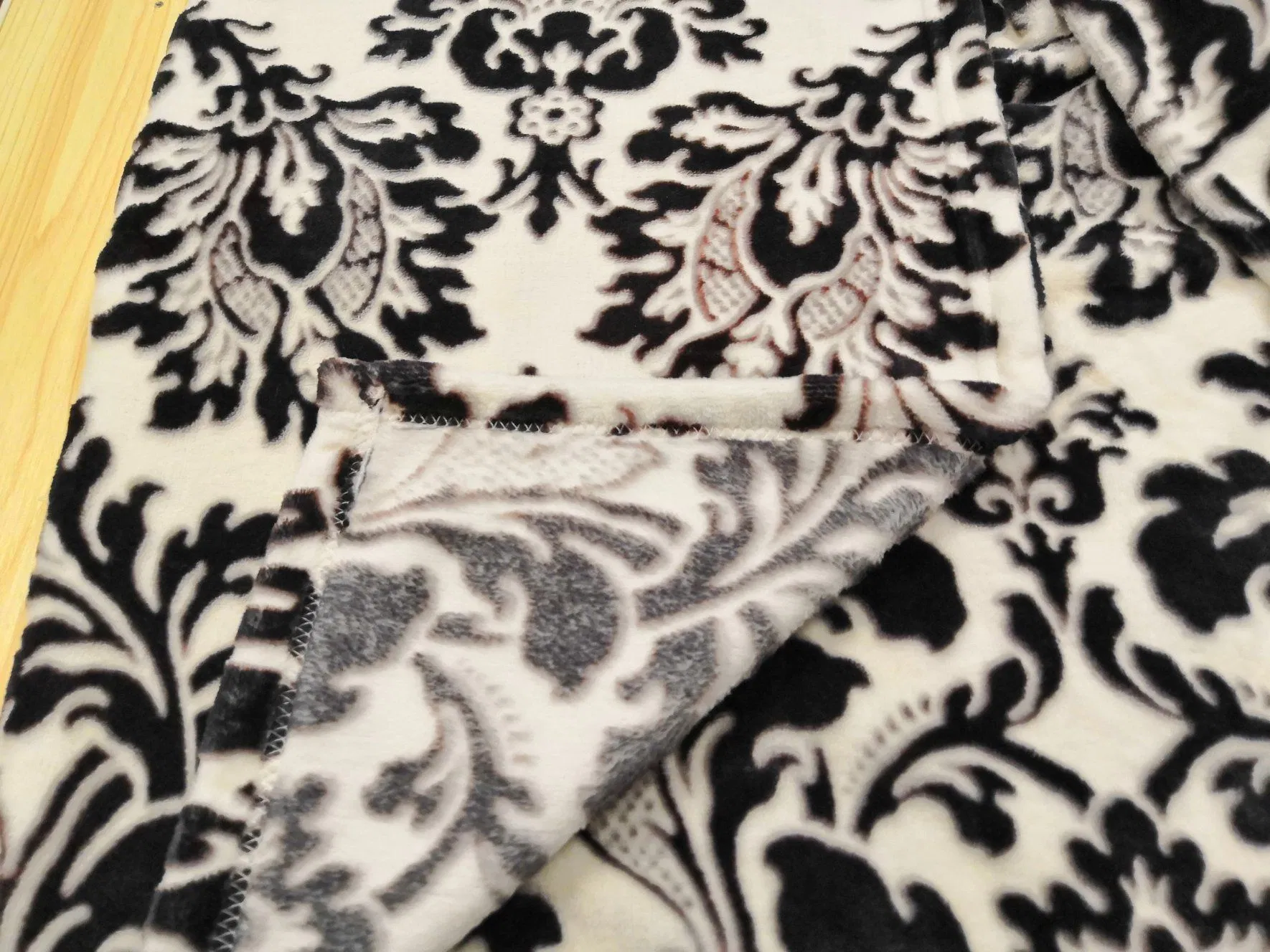 2021 Hot Simple Soft Burnt-out Flower Design Fleece Flannel Throw Blanket