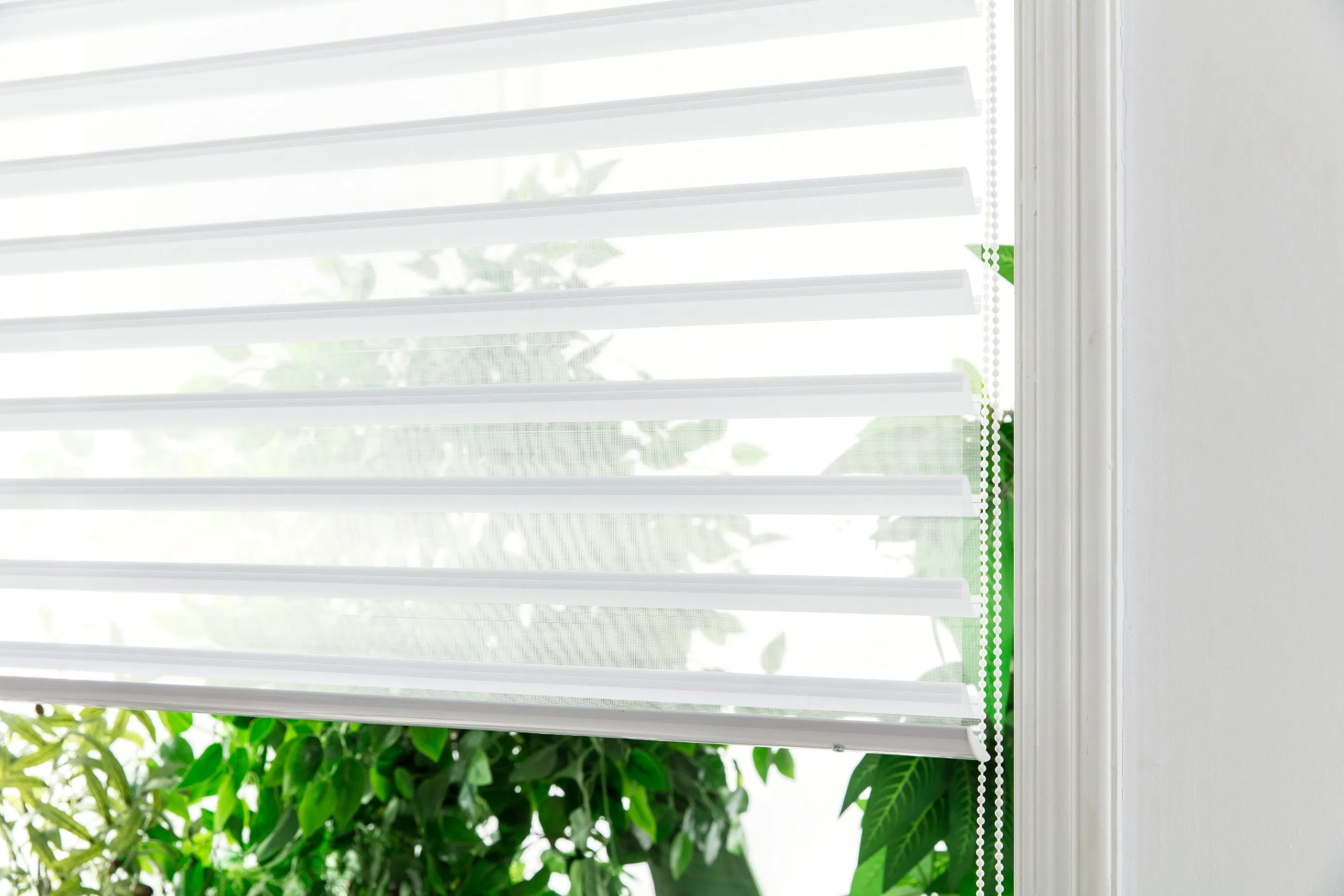 Sisheng Hand Control Shangrila Blinds by Light Filtering Fabric for Elite Decor