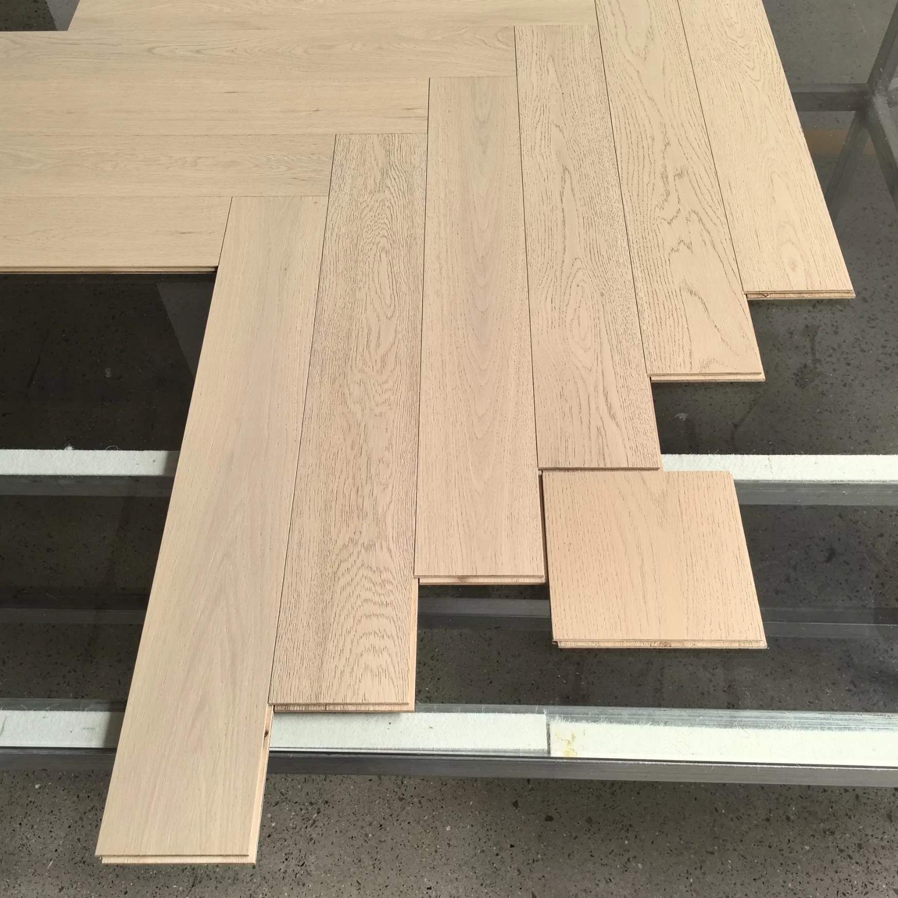 Herringbone Natural European Oak Flooring Indoor Multilayered Wide Plank Hardwood White Oak Engineered Wood Flooring