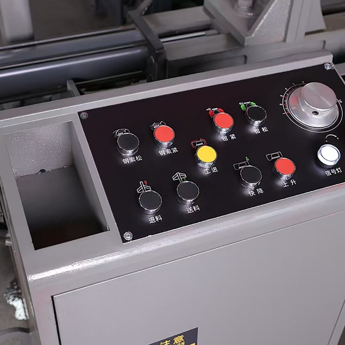 Пила ленточная горизонтальная по металлу с ручным натяжением