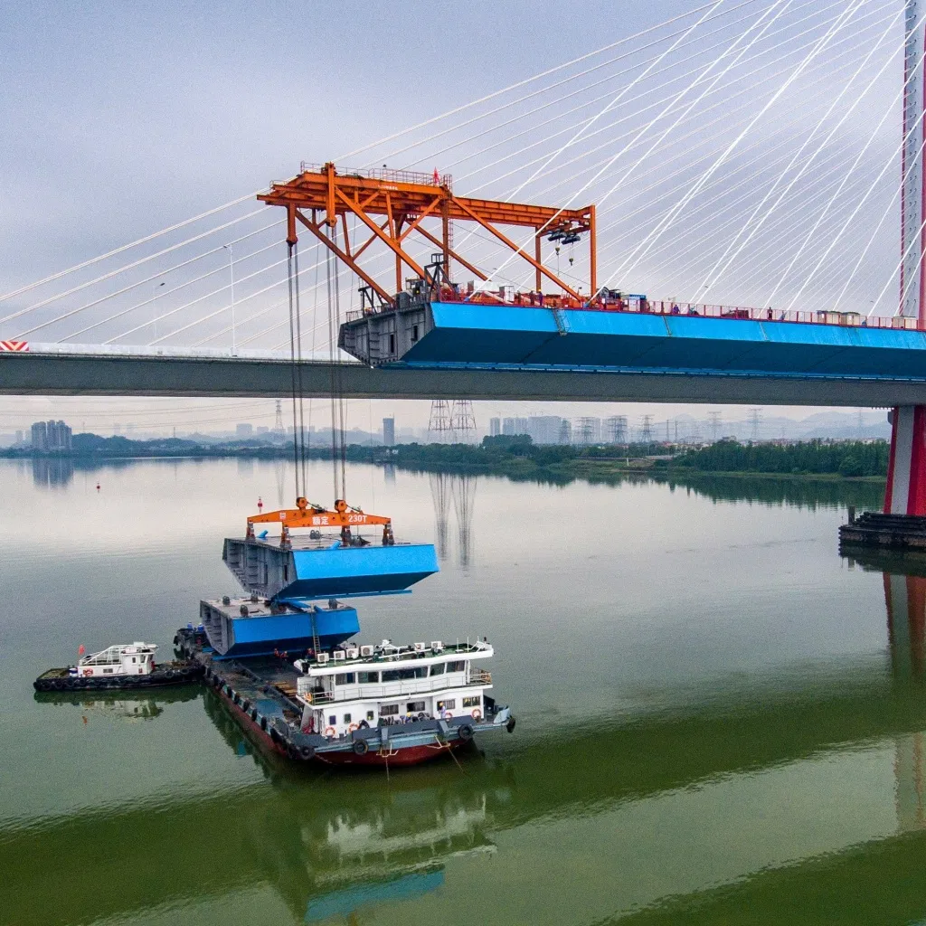 Sleek Steel Structure Bridge Design for Innovative Transportation Solutions, Leading Manufacturer of Steel Structures in China.