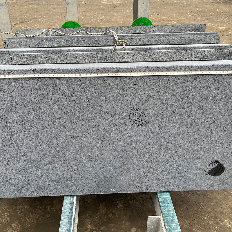 Natural Dark Grey/Black Honed Bluestone Basalt Stone Paving with Water-Sealer for Flooring Tiles/Paver Price