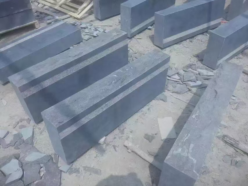 Chinese Natural Dark Bluestone Antique/Sawn/Honed/Chiseled/Flamed Blue Limestone for Steps Stairs Pavers Wall Stone