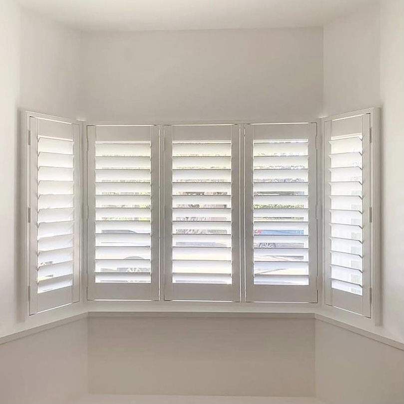 Hampton Style Combe Inside Mounted Basswood Louver Vertical Wood Window Plantation Shutters