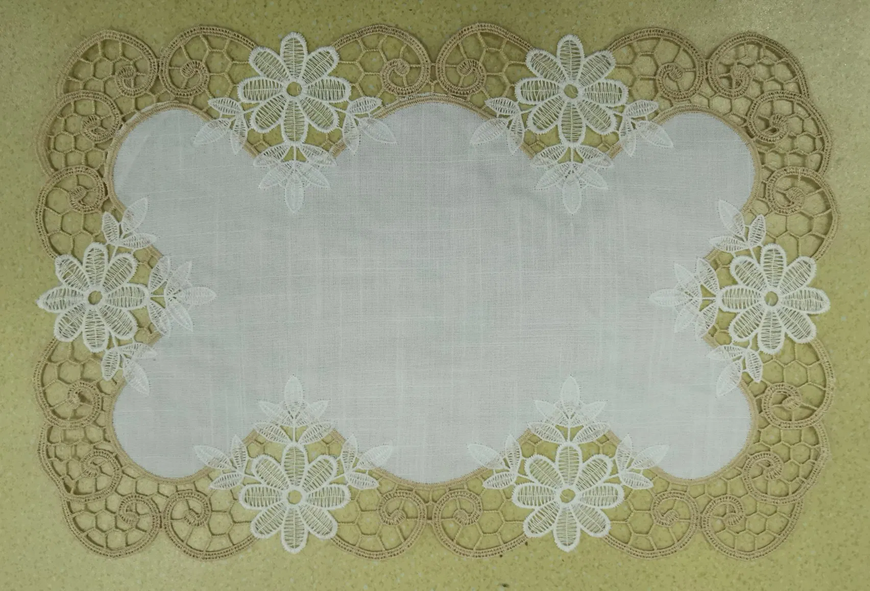 One Piece Lace Napkin Round Dust, Ash, and Heat Insulation