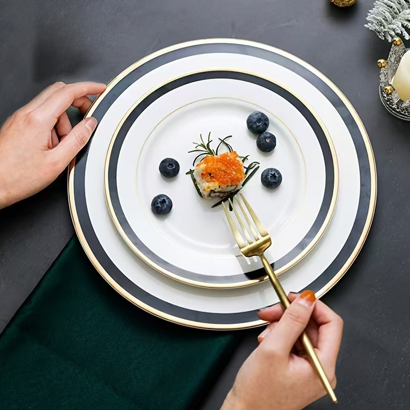 Use Tableware of Any Color in The Hotel Buffet Restaurant