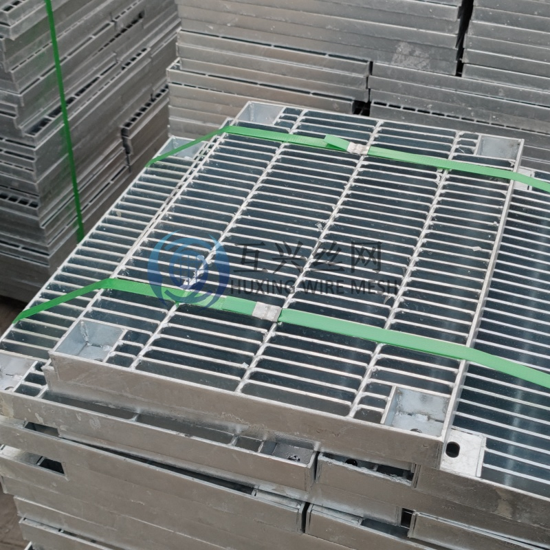 Welded Bar Serrated Steel Grating Supplier Road Floor Drainage Grid Cover Customized Channel Drain Grate with Manhole Mesh Panel