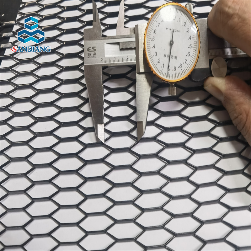 400x100 мм Черная сетка из просечно-вытяжного алюминия для решетки радиатора