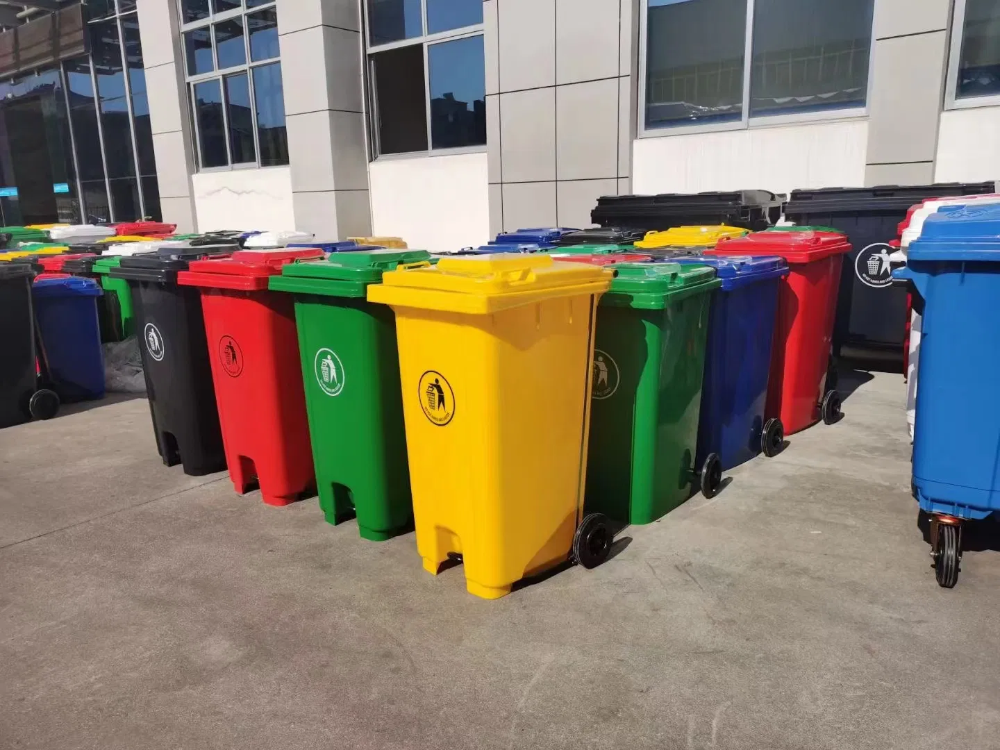 Уличная пластиковая урна 240 л с колесами