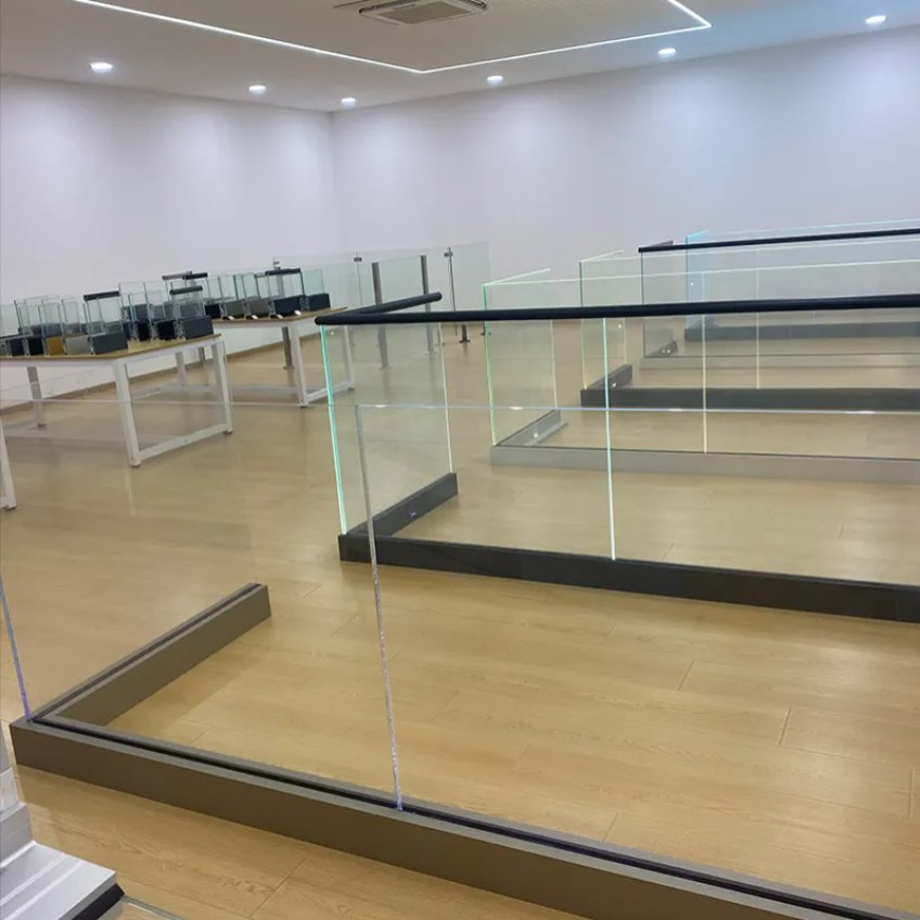 USA Standard Frameless Grey Glass Outdoor Railing Aluminium Base for Balcony or Terrace