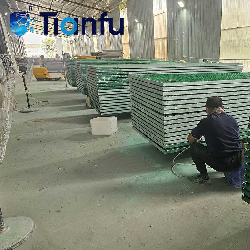 Safe Walking FRP Grating for Wet Areas with Anti-Skid Top Layer