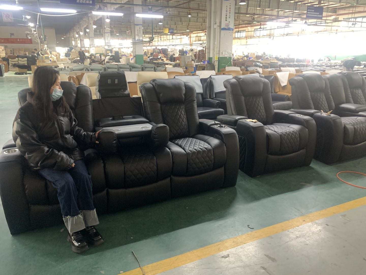 Кресла для домашнего кинотеатра с электроприводом и подстаканниками