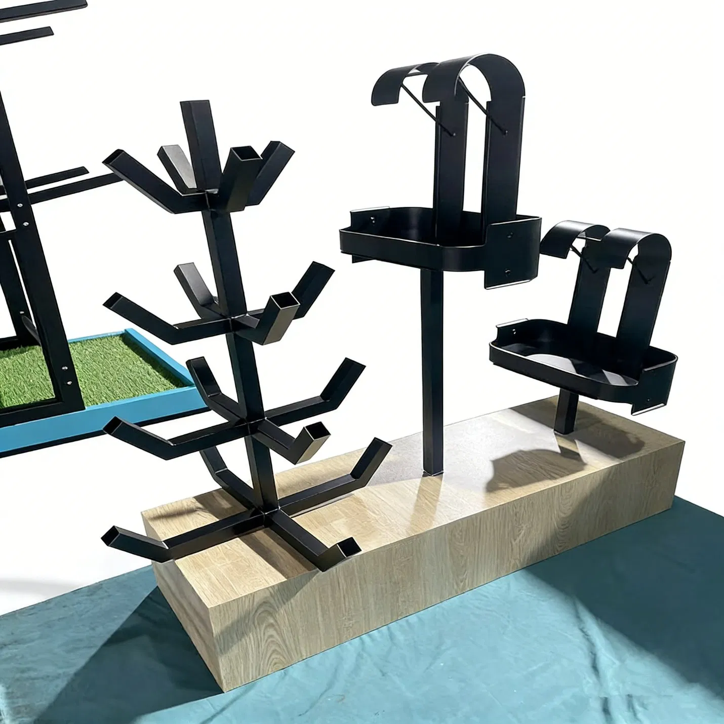 Металлическая напольная стойка для инструмента