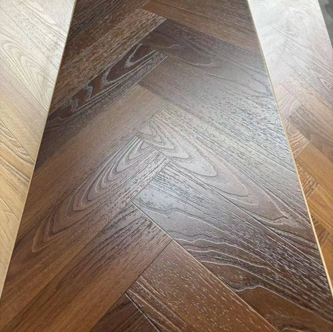 Ламинат Herringbone 8-12 мм, водостойкий, AC5