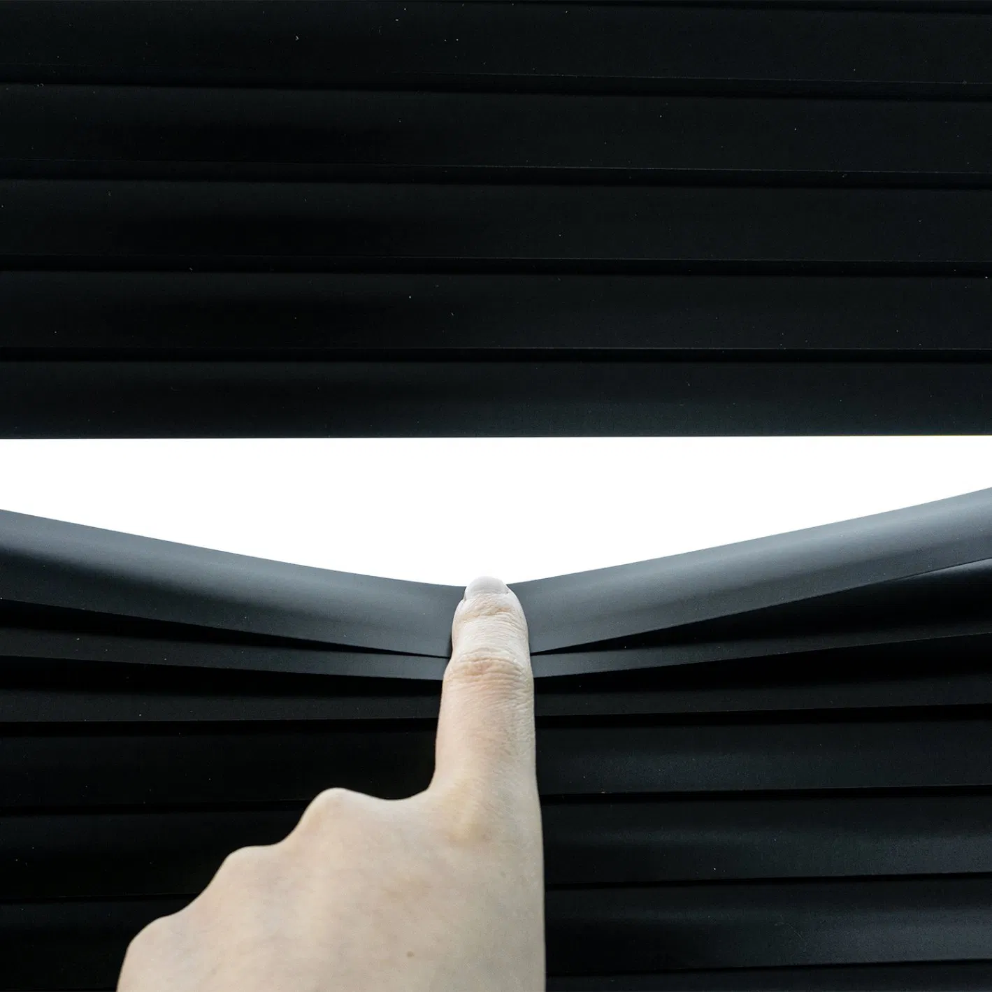 Customized Factory Sale 110V 230 Voltage 50mm 2'' Inch Slats Real Wood 12V Li Battery Basswood Window Motorized Venetian Shades