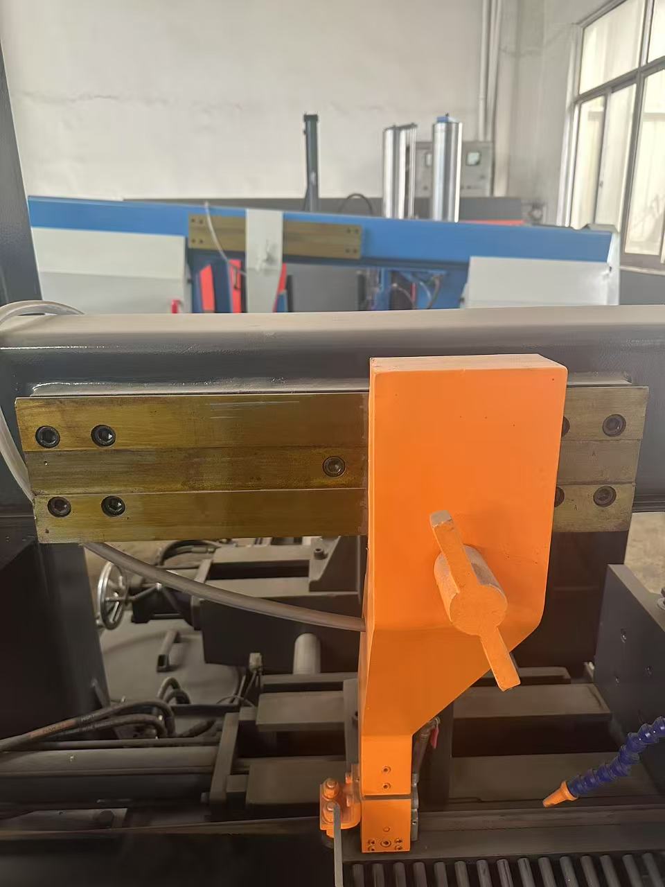 Станок ленточнопильный горизонтальный полуавтоматический с ручным натяжением