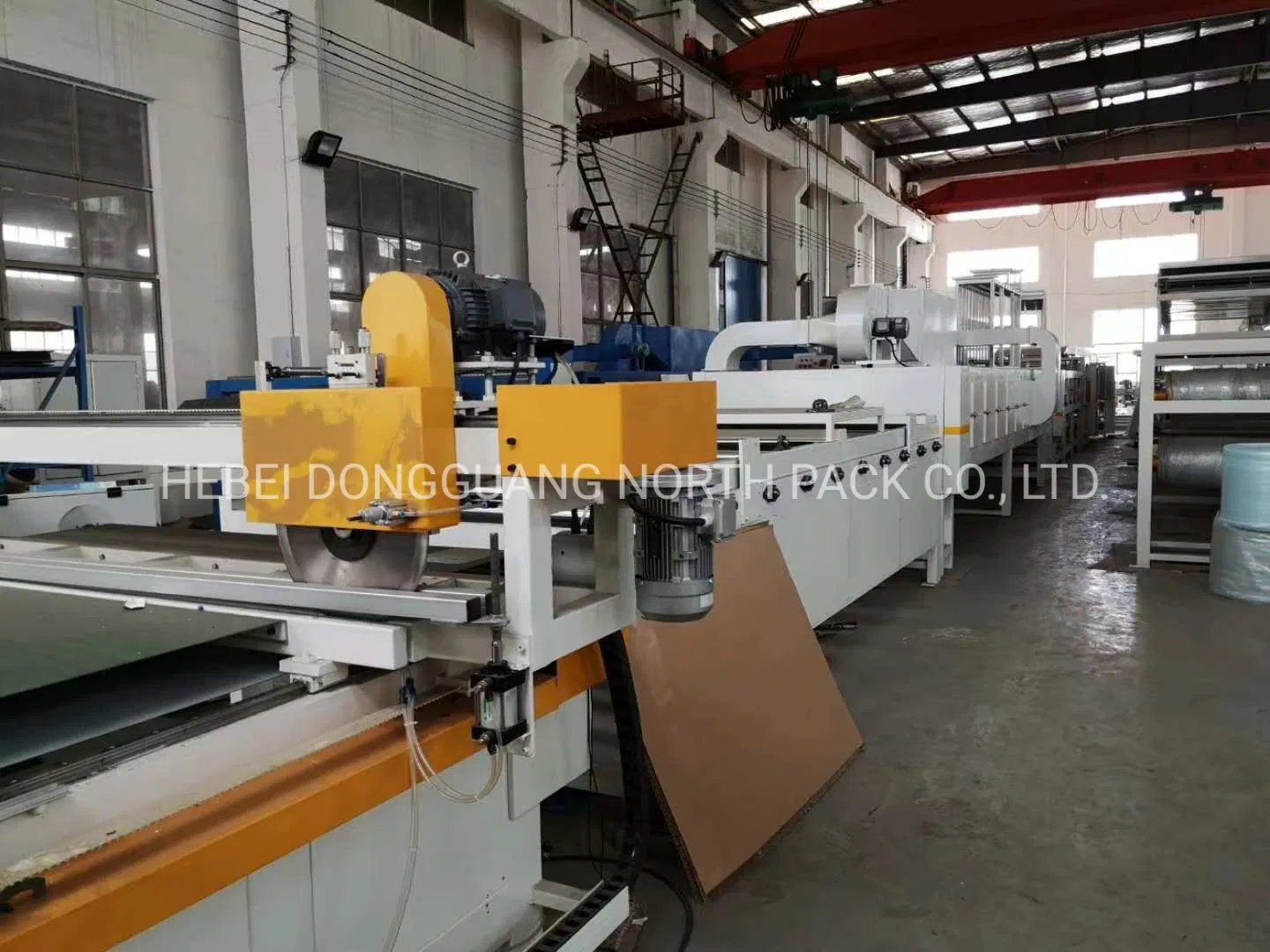 Automatic honeycomb paperboard making production line