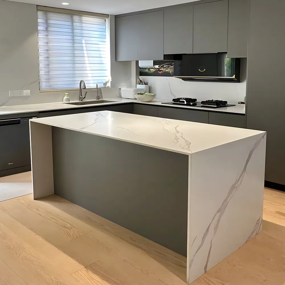 Luxurious White Artificial Stone Slab with Elegant Veining
