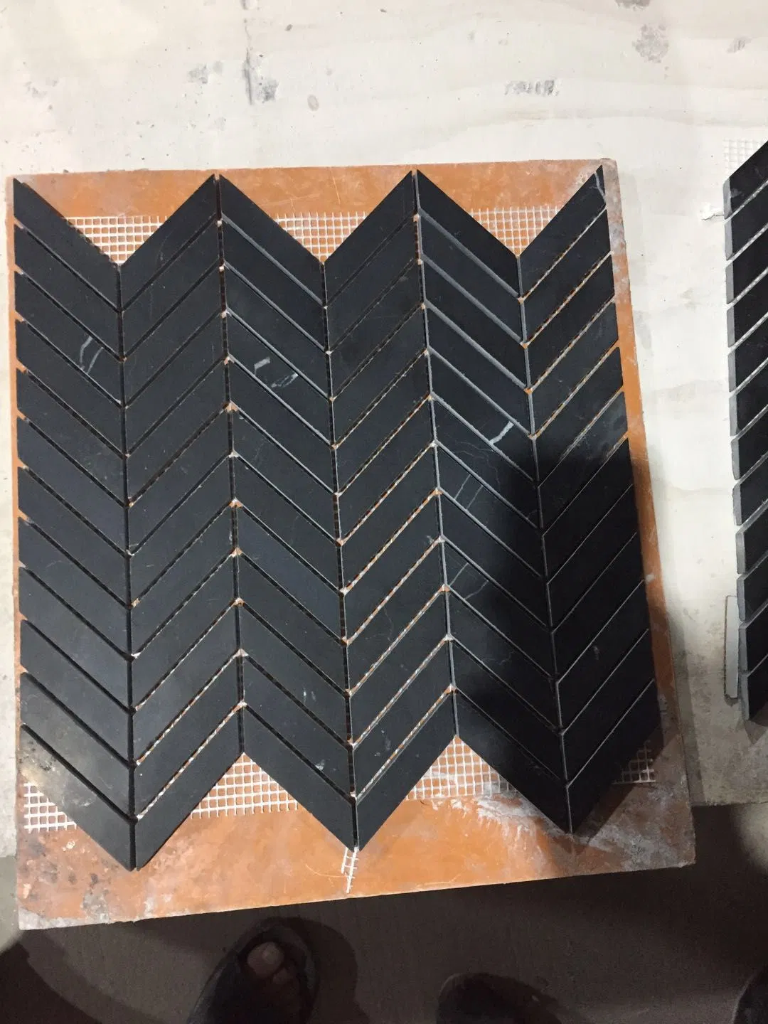 Мозаичная плитка 'ёлочка' из мрамора для стен и пола