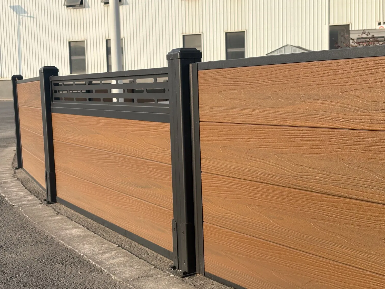 Windproof Sturdy WPC Fence Aluminum Posts Privacy Protection Waterproof Design