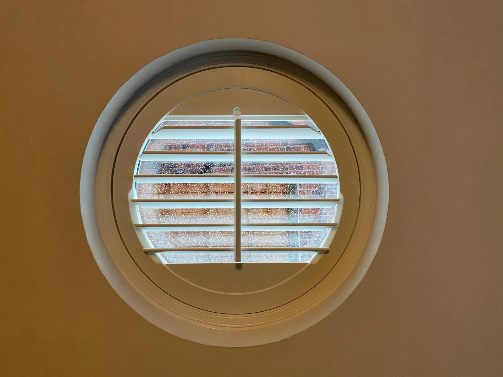 Custom Shape Shutter Use Basswood Material or PVC Material for Bedroom or Dining Room