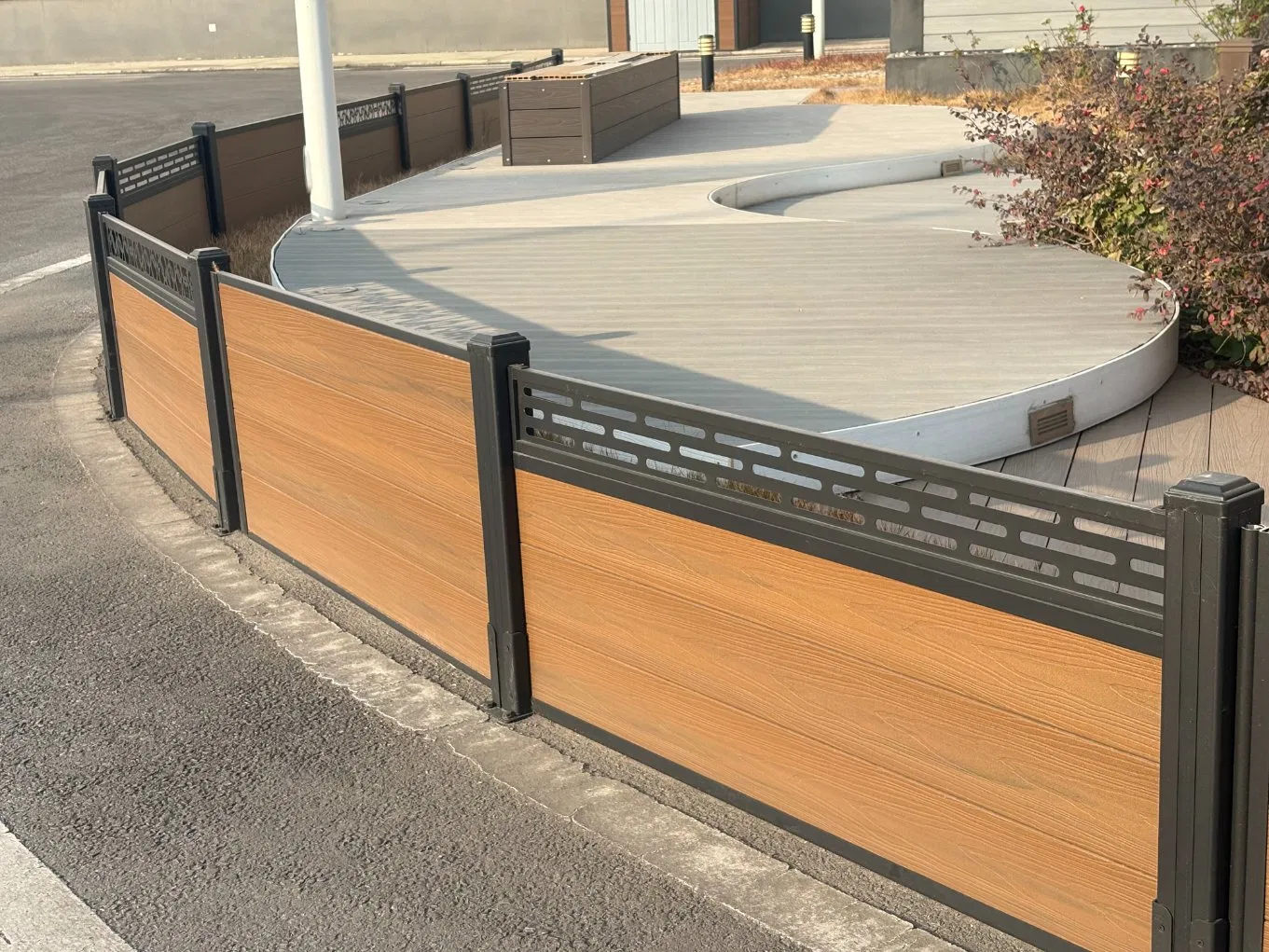 Windproof Sturdy WPC Fence Aluminum Posts Privacy Protection Waterproof Design