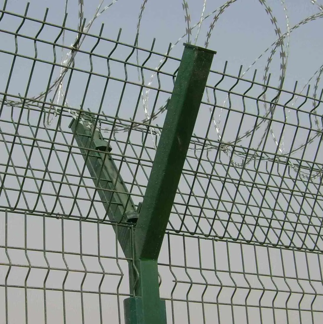 Mesh 5X15 Cm Plastic Coated Triangular Bending Security Wire Mesh Fence for Garden