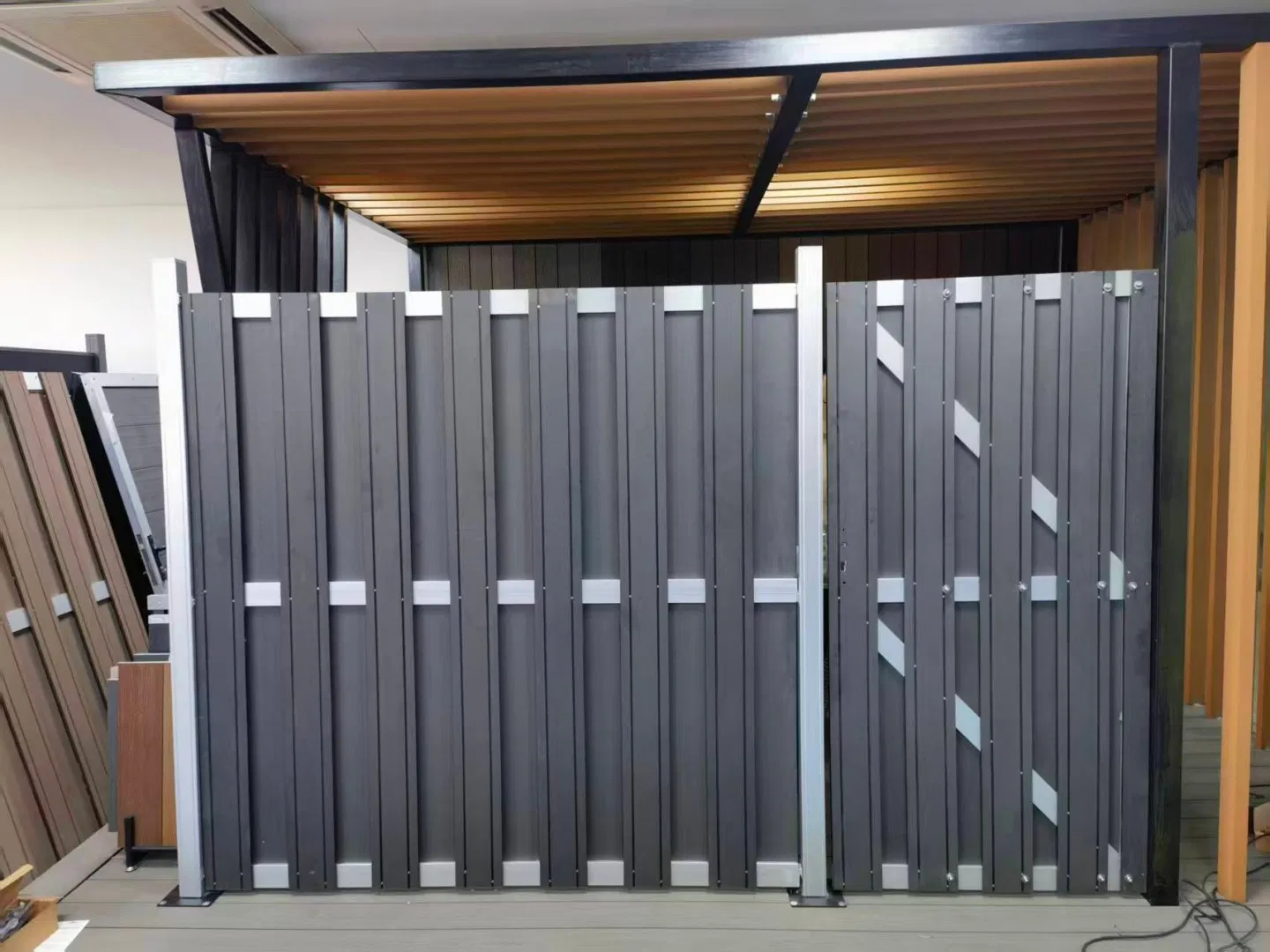 Modern WPC Fence with Antrazit Frame for Garden Decoration, Backyard Privacy, and Residential Outdoor Fencing