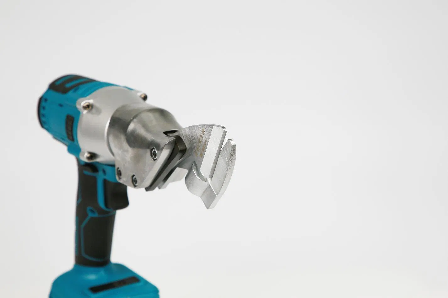 Аккумуляторные электрические ножницы по металлу 21В