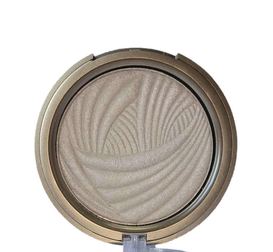 Radiant Glow Highlighter for a Flawless Daily Complexion