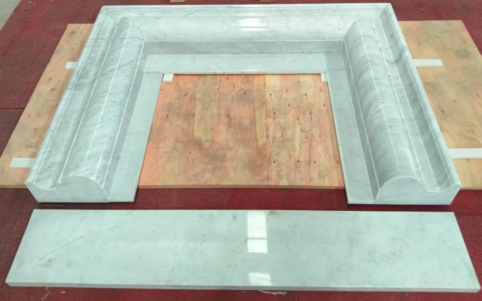 Камин из белого каррарского мрамора