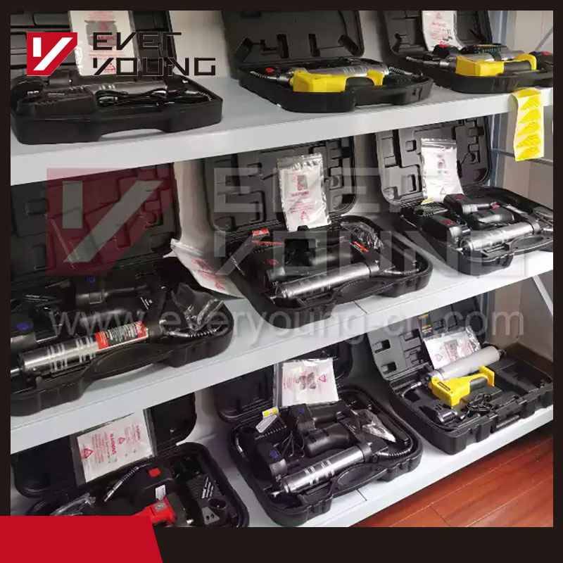 Аккумуляторная маслёнка 18V с быстрой зарядкой