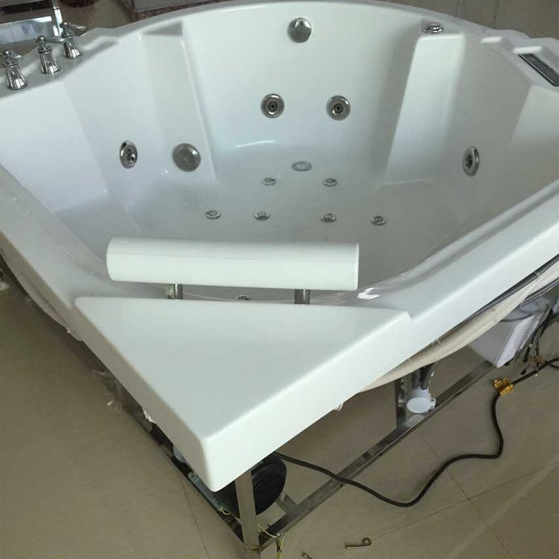 Угловая гидромассажная ванна с водопадом и цифровым управлением